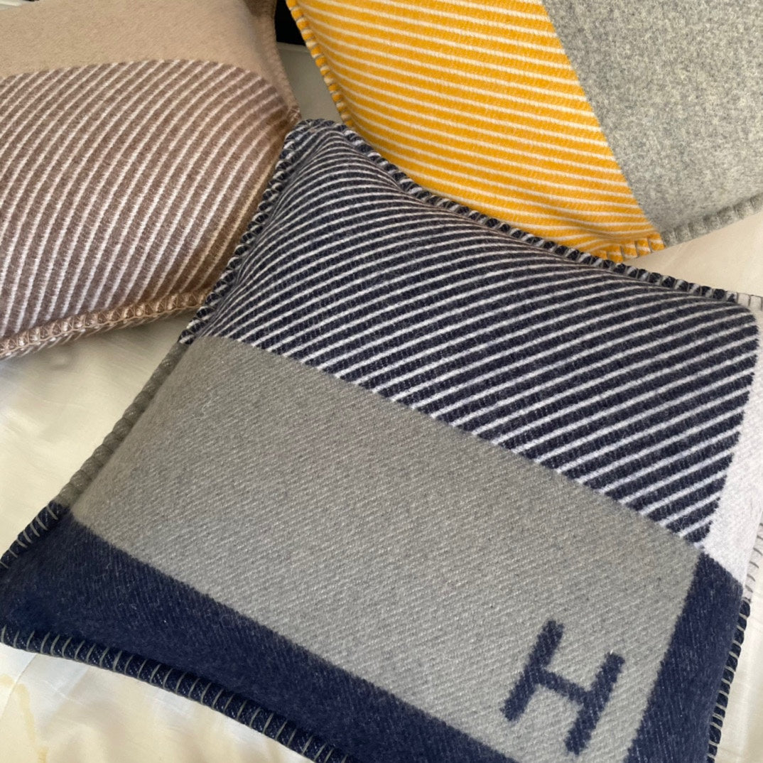 HM H Riviera Pillow 50 x 50cm Marine Cashmere