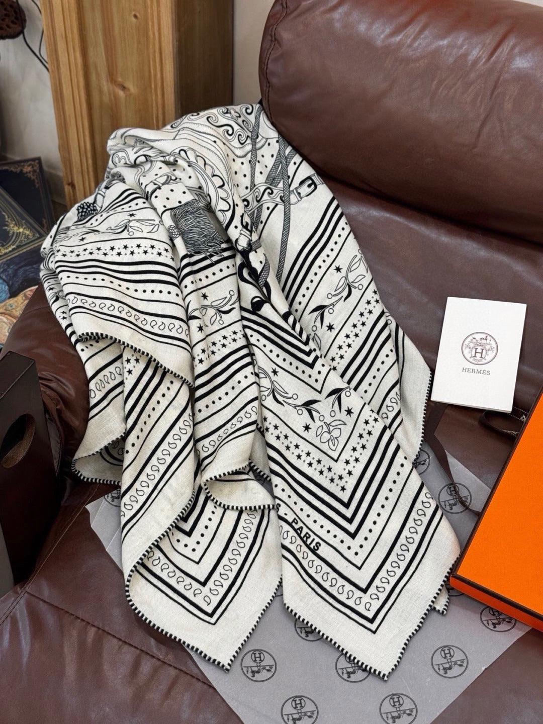 HM 26s Printed Square Scarf 140 In Cashmere And Silk 307278