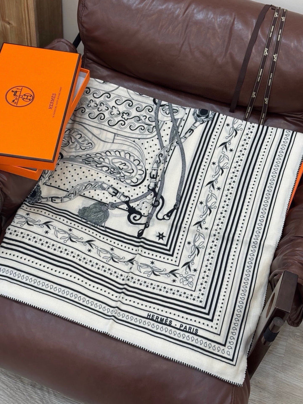 HM 26s Printed Square Scarf 140 In Cashmere And Silk 307278