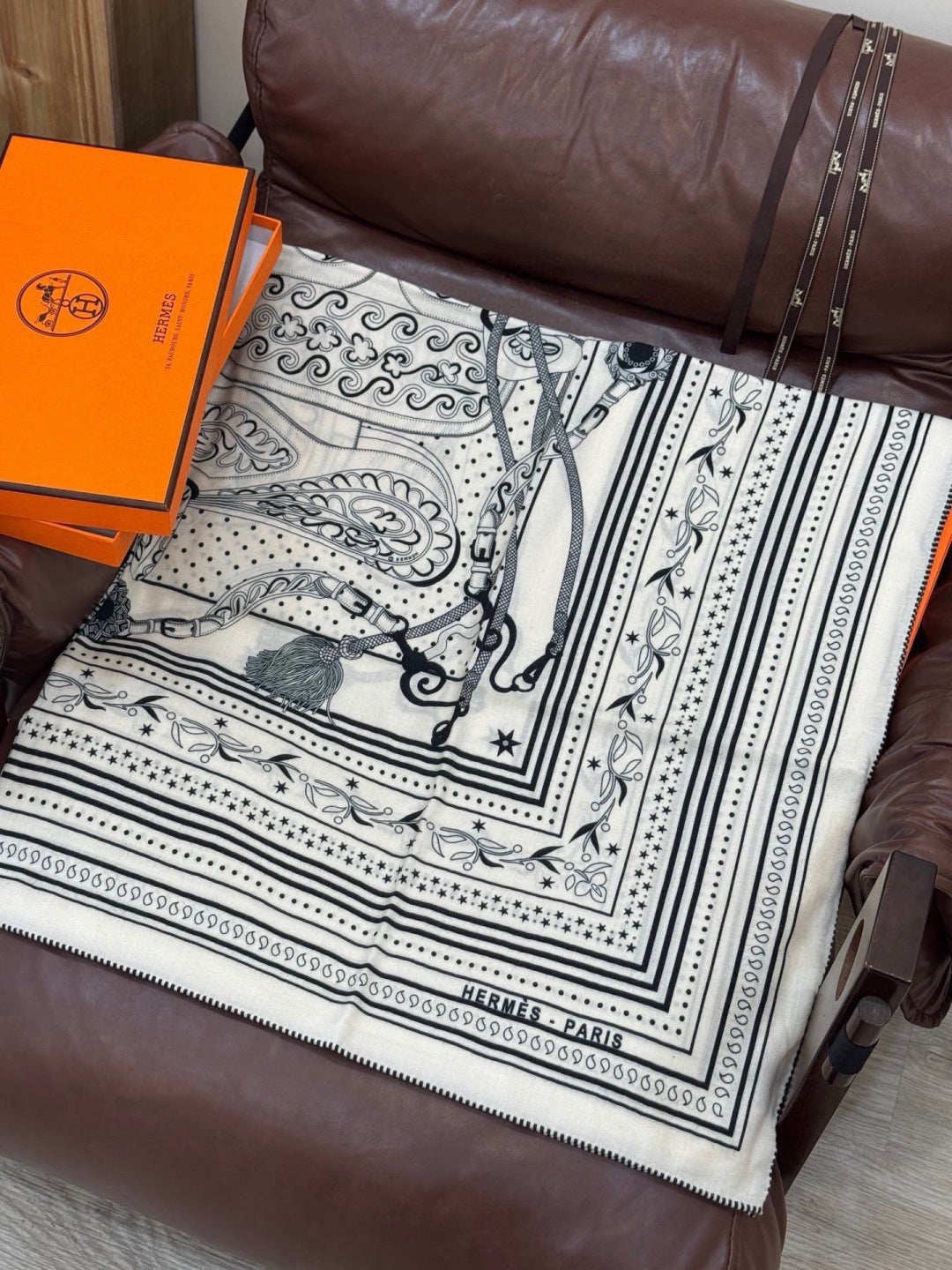 HM 26s Printed Square Scarf 140 In Cashmere And Silk 307278
