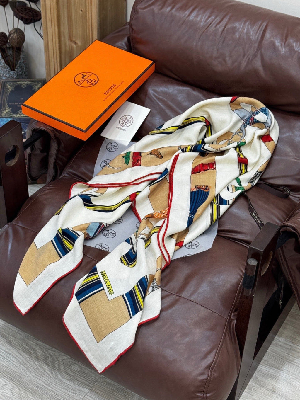 HM 25s Golden Spurs Scarf 140cm White Beige Cashmere 976282