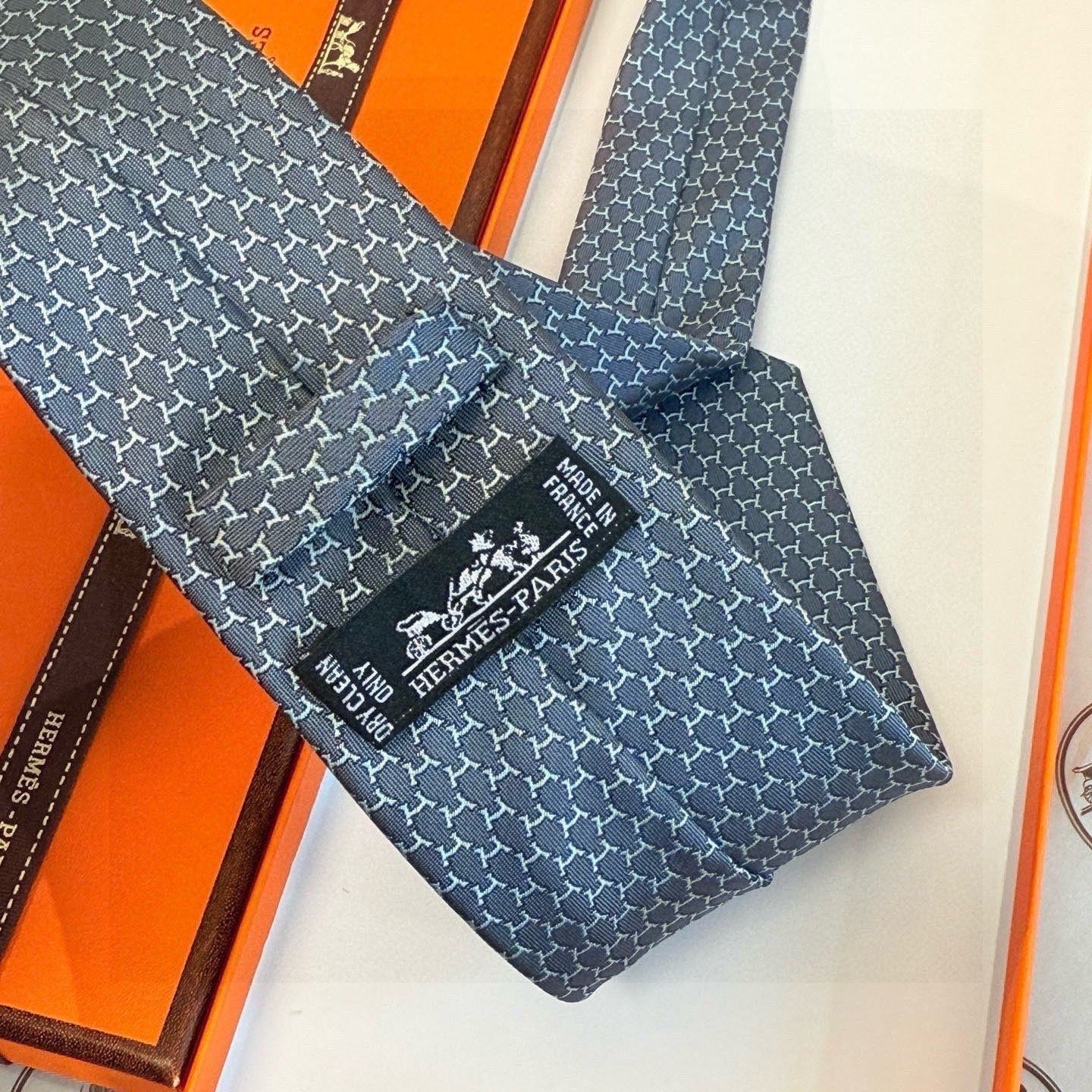 HM Hilario Tie Grey Twill Silk 210000