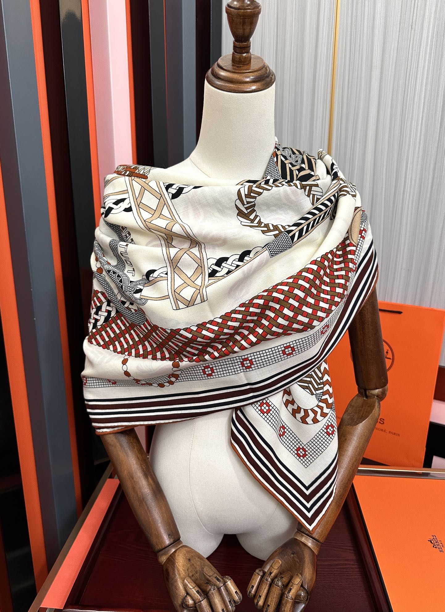 HM 26s Double-sided Scarf 140cm Blanc Gris Marron Silk Velvet 153111