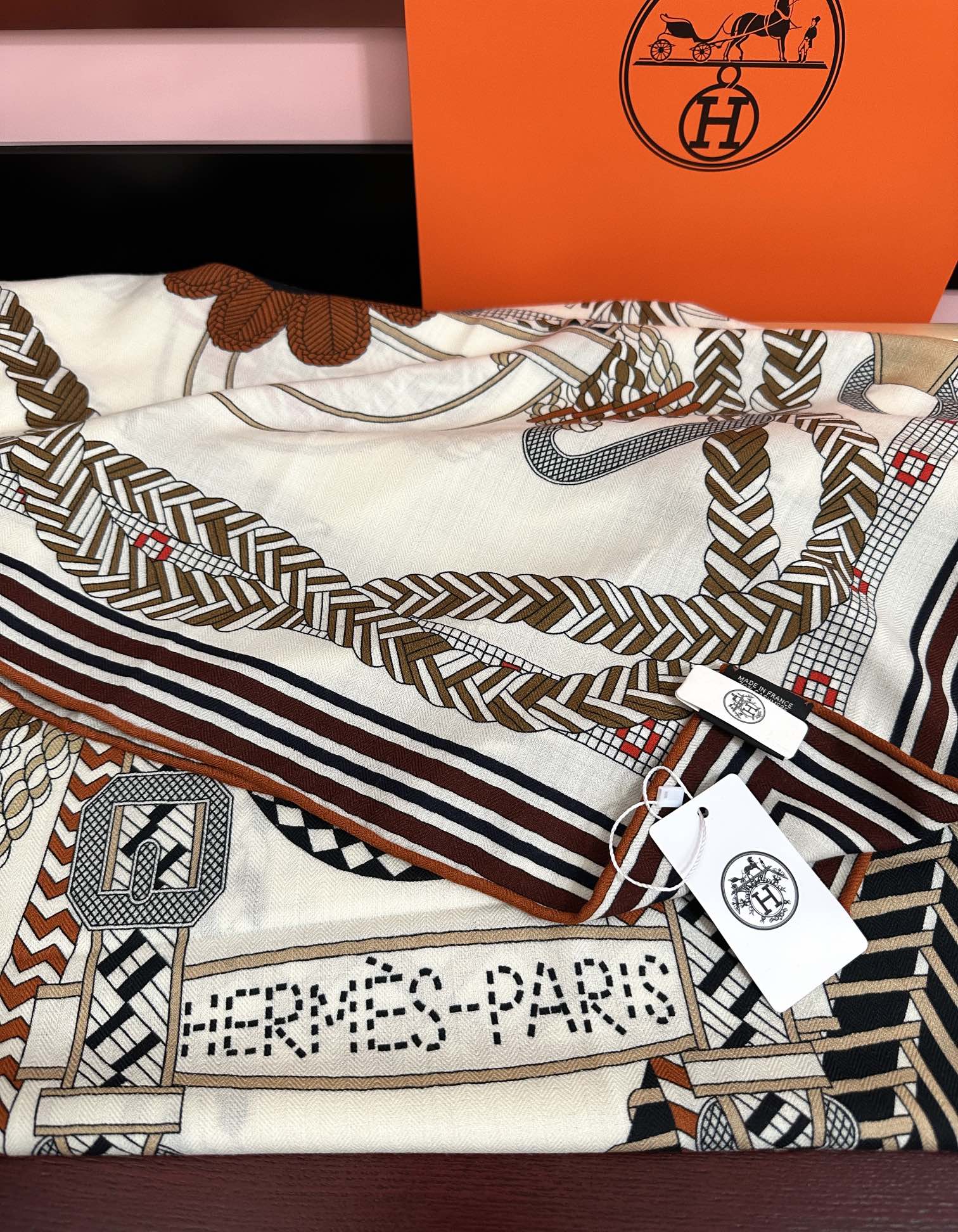 HM 26s Double-sided Scarf 140cm Blanc Gris Marron Silk Velvet 153111