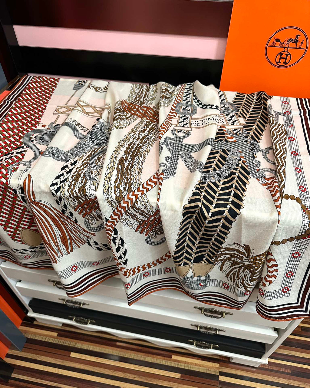 HM 26s Double-sided Scarf 140cm Blanc Gris Marron Silk Velvet 153111