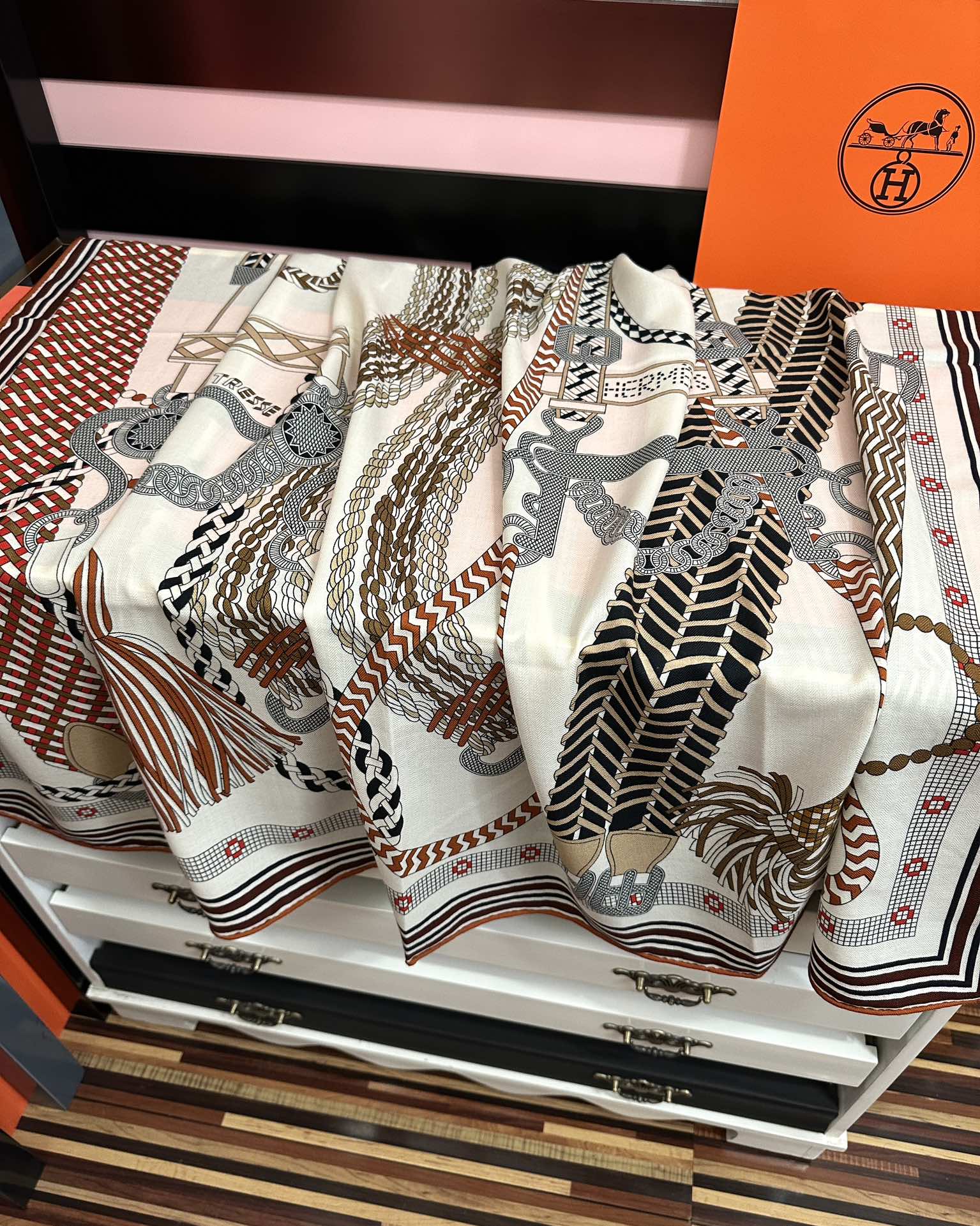 HM 26s Double-sided Scarf 140cm Blanc Gris Marron Silk Velvet 153111