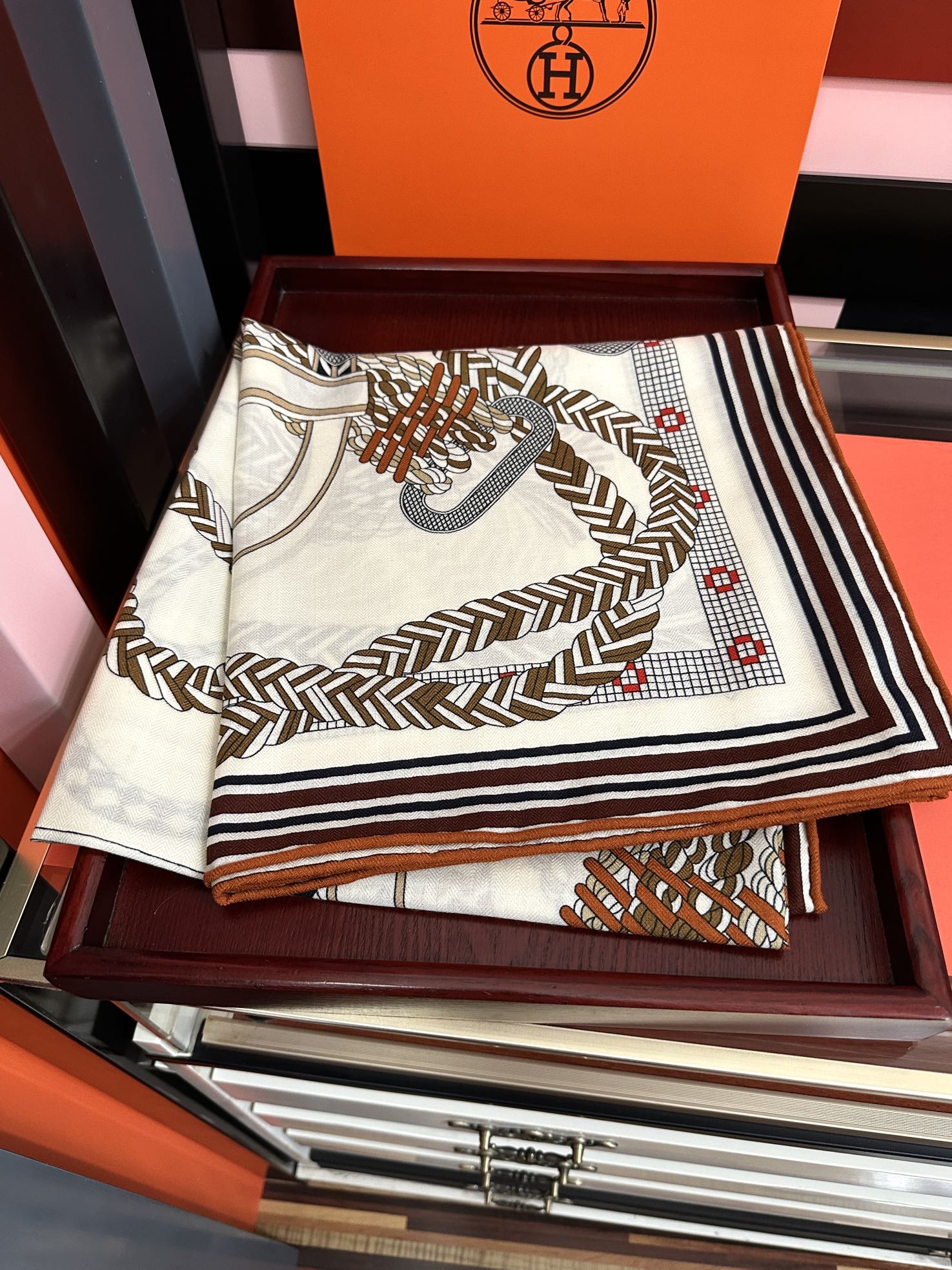 HM 26s Double-sided Scarf 140cm Blanc Gris Marron Silk Velvet 153111