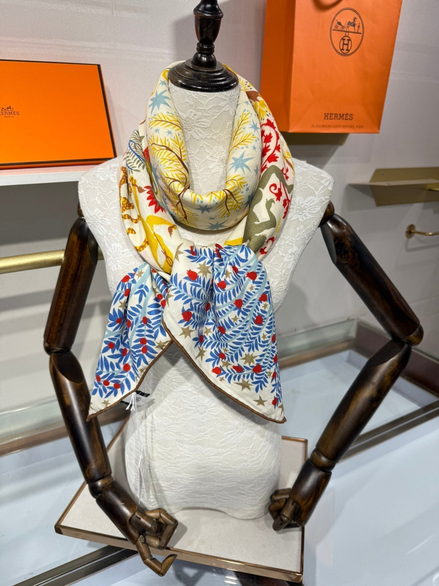 HM Sous le Charme d'Orphee Shawl Scarf 140 Ivory Cashmere Silk